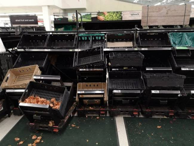 Khu vực các rổ đựng rau củ quả bày bán chỉ còn sót lại một ít vì quá nhiều khách hàng đổ đi mua hàng. 