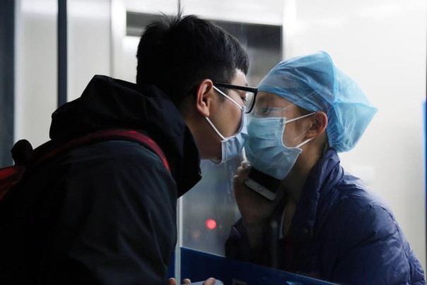 Xuc dong nu y ta hon ban trai qua tam kinh cach ly giua dich corona