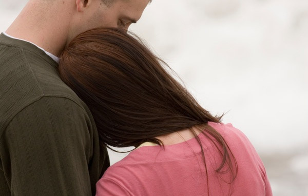 Nua dem hot hoang 'chet dung' khi thay vo bau lam hanh dong do