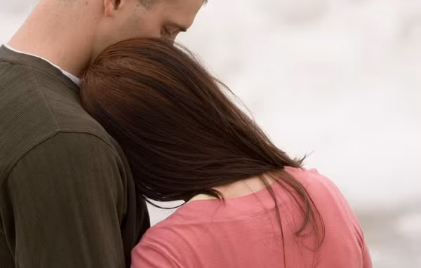 Nua dem hot hoang 'chet dung' khi thay vo bau lam hanh dong do