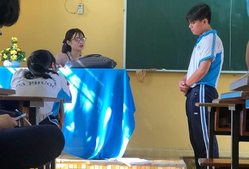 Co giao day Van bi hoc tro chup len khien dan mang 