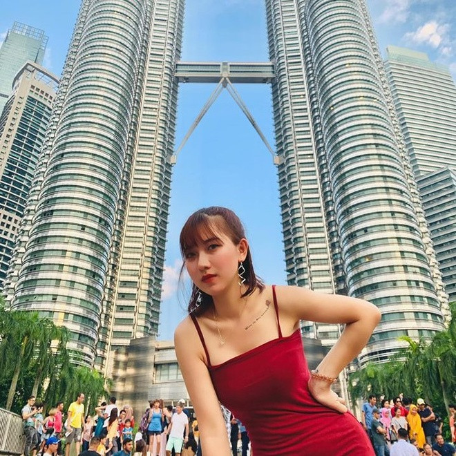 Thúy Ngân tốt nghiệp Cao đẳng Sư phạm Hà Nội. Cô từng chia sẻ với Zing.vn rằng ban đầu có ý định kinh doanh nhưng sau khi nghe lời khuyên của gia đình, cô theo học và gắn bó với nghề sư phạm cho tới hiện tại. Trên trang cá nhân, Thúy Ngân thường khoe ảnh đi chơi, du lịch trong và ngoài nước.