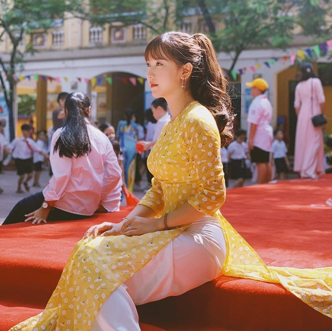 Bùi Thúy Ngân (sinh năm 1991), giáo viên trường Tiểu học Tân Định, Hà Nội là gương mặt nổi tiếng mạng xã hội khi nhiều lần xuất hiện trên các diễn đàn nhờ ngoại hình thu hút.