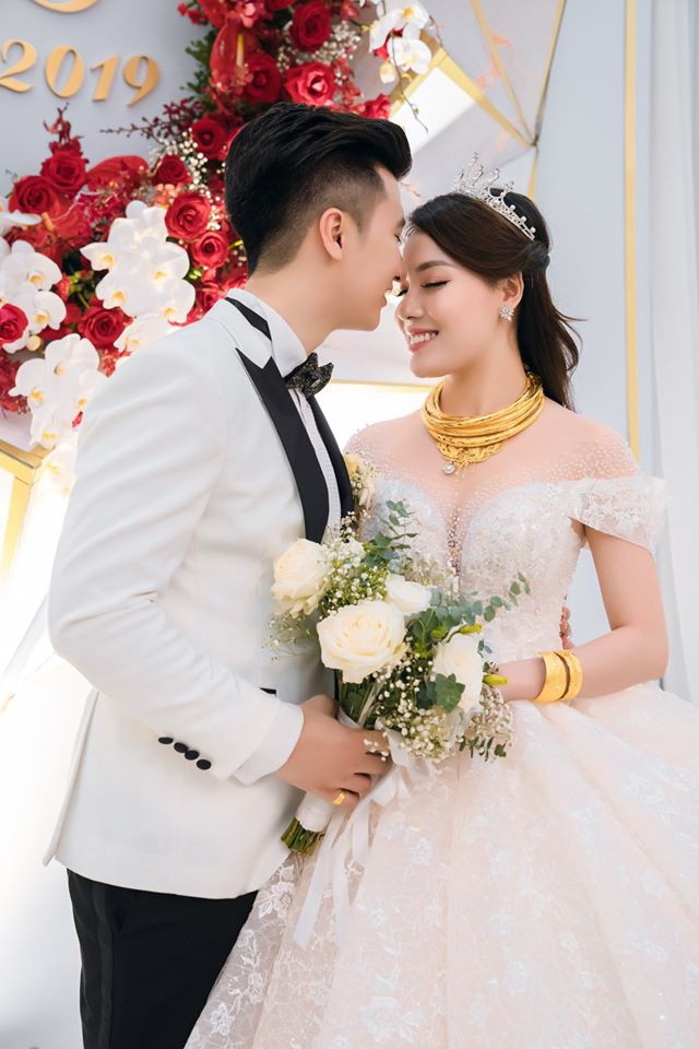 Tháng 10 vừa qua, nữ giảng viên kết hôn cùng bạn trai Nguyễn Trọng Hưng - cựu hot boy trường ĐH Sân khấu Điện ảnh Hà Nội. Về chung nhà chưa lâu, cô thường xuyên khoe những khoảnh khắc lãng mạn, tâm sự ngọt ngào dành cho nửa kia.