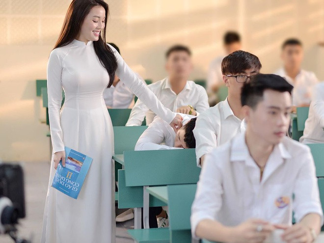 Âu Hà My - giảng viên tiếng Pháp tại ĐHQG Hà Nội - là hot girl đình đám, thu hút sự chú ý khi những bức hình của cô được chia sẻ trên diễn đàn. "Giảng viên nóng bỏng mạng xã hội", "hot girl cô giáo" là những biệt danh dân mạng dành cho cô.