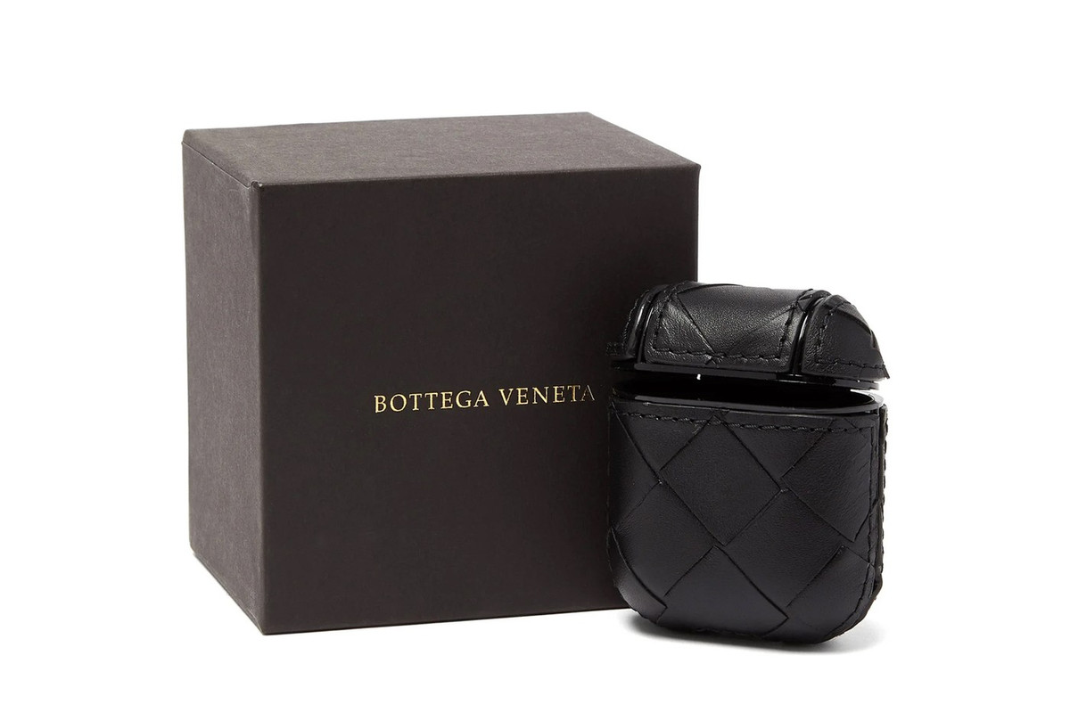 5. Bottega Veneta Thương hiệu thời trang lâu đời của Anh quốc cho ra mắt mẫu phụ kiện AirPods đậm nét cổ điển với họa tiết quả trám trên chất liệu da. Giá bán: 475 USD.