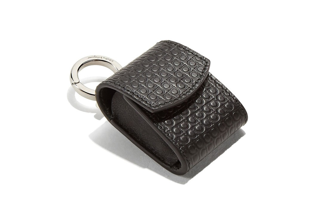3. Salvatore Ferragamo Thương hiệu da nổi tiếng của Italia mang họa tiết Gancini kinh điển của mình cùng chất liệu da thủ công cho hộp đựng AirPods. Giá bán: 295 USD.
