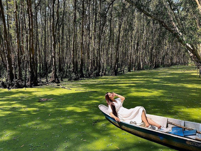Người đẹp thả dáng thơ mộng trên thuyền khi đi chơi rừng.