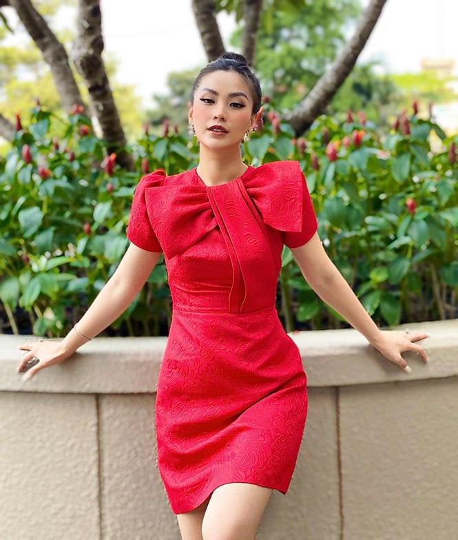 Á hậu Diễm Trang mở màn số đầu năm của Toàn cảnh 24h bằng bộ váy màu đỏ may mắn.