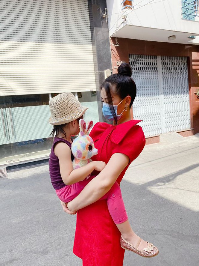 Vì con gái được nghỉ học do dịch cúm corona nên Diễm Trang đưa bé đến trường quay cùng mẹ.