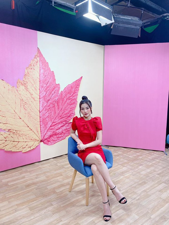 Người đẹp khoe chân dài gợi cảm trong thiết kế tinh tế và nổi bật.