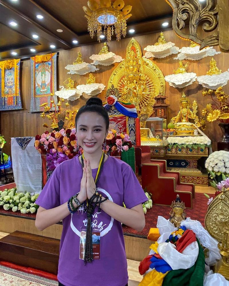 Qua những hình ảnh cô chia sẻ, có thể thấy cuộc sống của cô hiện tại bình dị. Nữ diễn viên chăm chỉ đi chùa, tu thiền và tham gia các hoạt động từ thiện. Đặc biệt, “bà mẹ nhí” hay trích dẫn những triết lý mà cô học được trong cuộc sống.