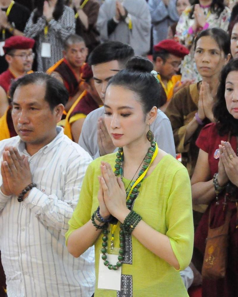 Thế nhưng nếu để ý, sự nữ tính và thời trang của Angela Phương Trinh vẫn còn nguyên đó.