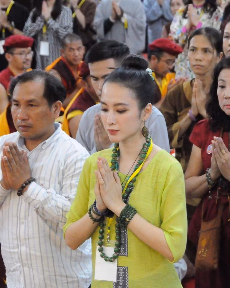 Thế nhưng nếu để ý, sự nữ tính và thời trang của Angela Phương Trinh vẫn còn nguyên đó.