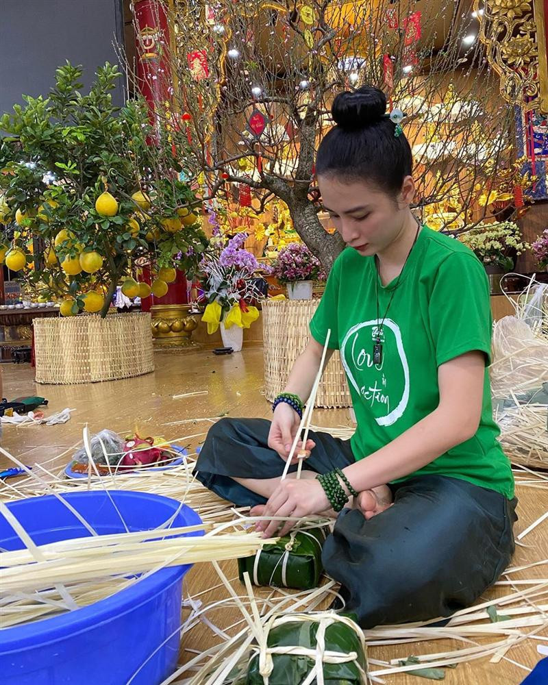 Thế nhưng nếu để ý, sự nữ tính và thời trang của Angela Phương Trinh vẫn còn nguyên đó.