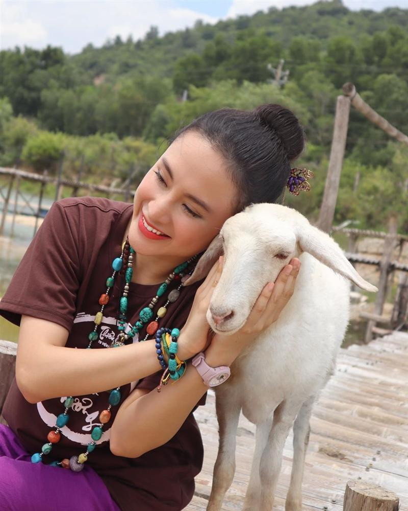 Khi mặc áo phông nâu cho tình nguyện viên của tu viện, Angela Phương Trinh sẽ kết hợp một vài chuỗi hạt màu sắc, đồng hồ hồng pastel.