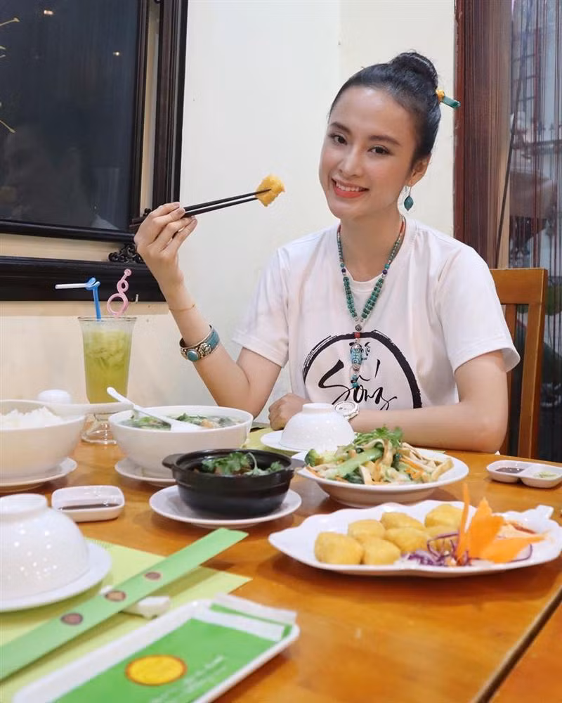 Một combo trâm cài tóc, khuyên tai, vòng tay và vòng cổ tông xanh ngọc sẽ tô điểm thêm diện mạo khi cô mặc áo phông trắng.