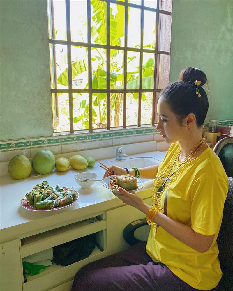 Cô tâm sự: "Không sôi nổi như trước nhưng lại quý giá hơn thật nhiều, mang theo cái hương vị tình người, gắn kết, sự sâu lắng nơi con tim với bao điều tốt đẹp luôn hiện hữu phía trước".