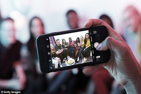 iPhone sap co tinh nang moi giup nguoi khiem thi chup anh