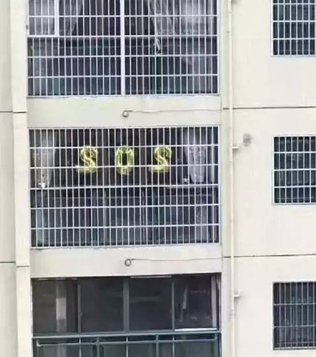 Thay hang xom treo thong diep cau cuu, nguoi dan voi bao canh sat