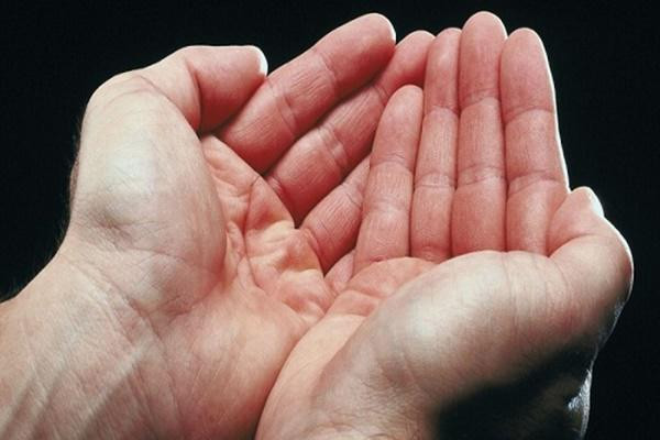 Bàn tay rung lên: Một ngày nếu một trong hai bàn tay của bạn tự nhiên rung lên, đây là dấu hiệu của tiền bạc sắp đến với bạn. Khi bạn thây bàn tay trái rung, bạn có thể sắp trúng số hoặc có một khoản tiền bất minh. Nếu bạn thấy tay phải rung, bạn cũng sắp có tiền nhưng là tiền do bạn làm ra. Trong trường hợp bạn thấy cả hai tay ngứa và có chút khác biệt thì tức là bạn sắp gặp được “lộc trời cho”, ngược lại lòng bàn tay phải ngứa thì bạn sắp phải chi khoản tiền lớn cẩn thận trong kinh doanh buôn bán. 