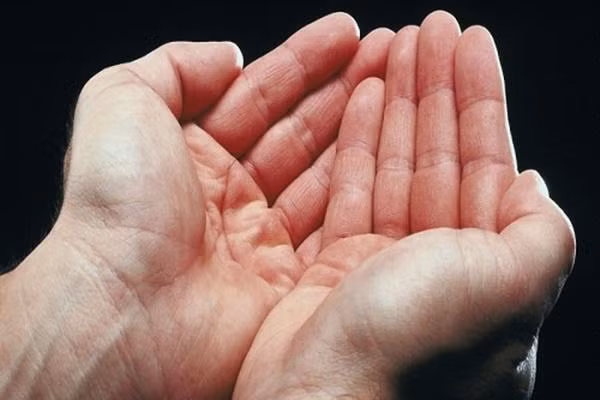 Bàn tay rung lên: Một ngày nếu một trong hai bàn tay của bạn tự nhiên rung lên, đây là dấu hiệu của tiền bạc sắp đến với bạn. Khi bạn thây bàn tay trái rung, bạn có thể sắp trúng số hoặc có một khoản tiền bất minh. Nếu bạn thấy tay phải rung, bạn cũng sắp có tiền nhưng là tiền do bạn làm ra. Trong trường hợp bạn thấy cả hai tay ngứa và có chút khác biệt thì tức là bạn sắp gặp được “lộc trời cho”, ngược lại lòng bàn tay phải ngứa thì bạn sắp phải chi khoản tiền lớn cẩn thận trong kinh doanh buôn bán. 