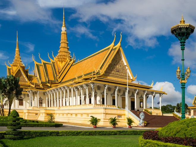 Cung điện hoàng gia ở thủ đô Phnom Penh, Campuchia được xây dựng vào năm 1866. Rất ít công trình ở khuôn viên cung điện được mở cửa cho công chúng tham quan, và trang phục cũng được quy định rất khắt khe. Ảnh: Shutterstock.