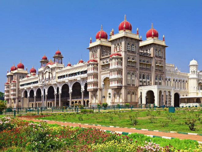 Cung điện Mysore ở Ấn Độ thu hút được khoảng 6 triệu khách du lịch mỗi năm. Hiện nó được sử dụng như một bảo tàng lộng lẫy với màn trình diễn âm thanh, ánh sáng rực rỡ hàng đêm. Ảnh: Shutterstock.