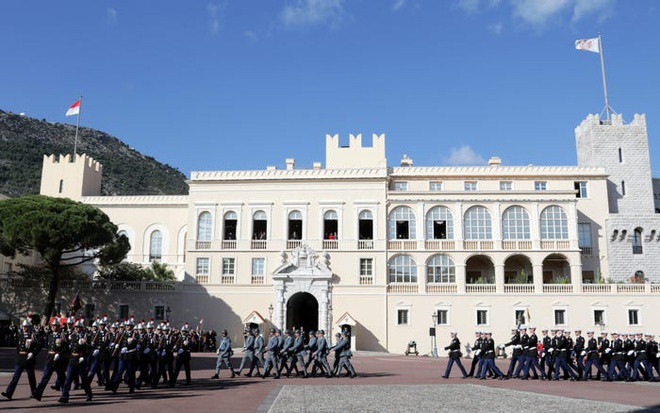 Cung điện hoàng gia Monaco được xây như một pháo đài vào năm 1162, hiện là nơi sinh sống của Thân vương Albert II cùng gia đình. Ảnh: Reuters.