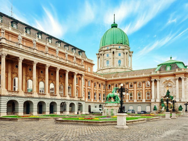 Cung điện hoàng gia Hungary được xây từ thế kỷ 13 và trải qua khá nhiều đợt trùng tu. Các địa điểm hấp dẫn nhất ở cung điện này là bảo tàng, phòng trưng bày quốc gia, và thư viện quốc gia. Ảnh: Shutterstock.
