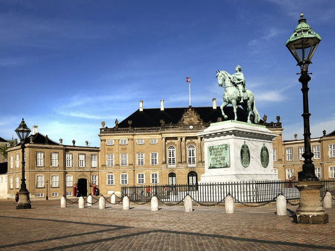 Cung điện Amalienborg ở thủ đô Copenhagen, Đan Mạch được chọn làm nơi ở mùa đông cho hoàng gia nước này. Công trình được thi công vào những năm 1750. Ảnh: Shutterstock.