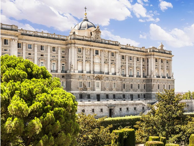 Cung điện hoàng gia Tây Ban Nha ở thủ đô Madrid có đến 3.000 căn phòng, là nơi làm việc của vua và hoàng hậu cũng như phục vụ việc đón tiếp khách. Kể từ năm 1962, các thành viên hoàng gia nước này sinh sống tại một cung điện khác có tên là Zarzuela. Ảnh: Shutterstock.