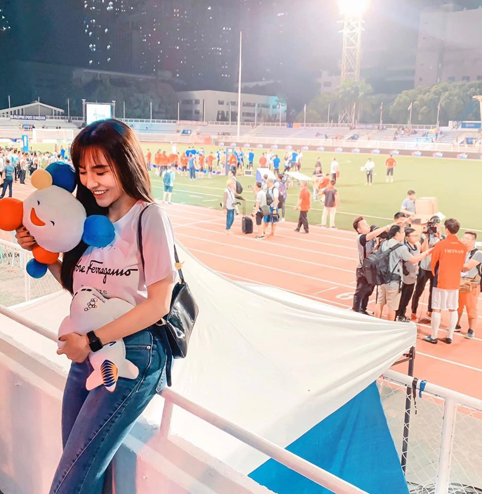 Trong ảnh, Gia Hân chụp cùng linh vật SEA Games 30 tại sân Rizal Memorial do bạn trai tặng. Tại SEA Games vừa qua, Hoàng Đức gây chú ý khi là người ghi bàn ấn định chiến thắng cho U22 Việt Nam trong trận gặp Indonesia ngày 1/12.