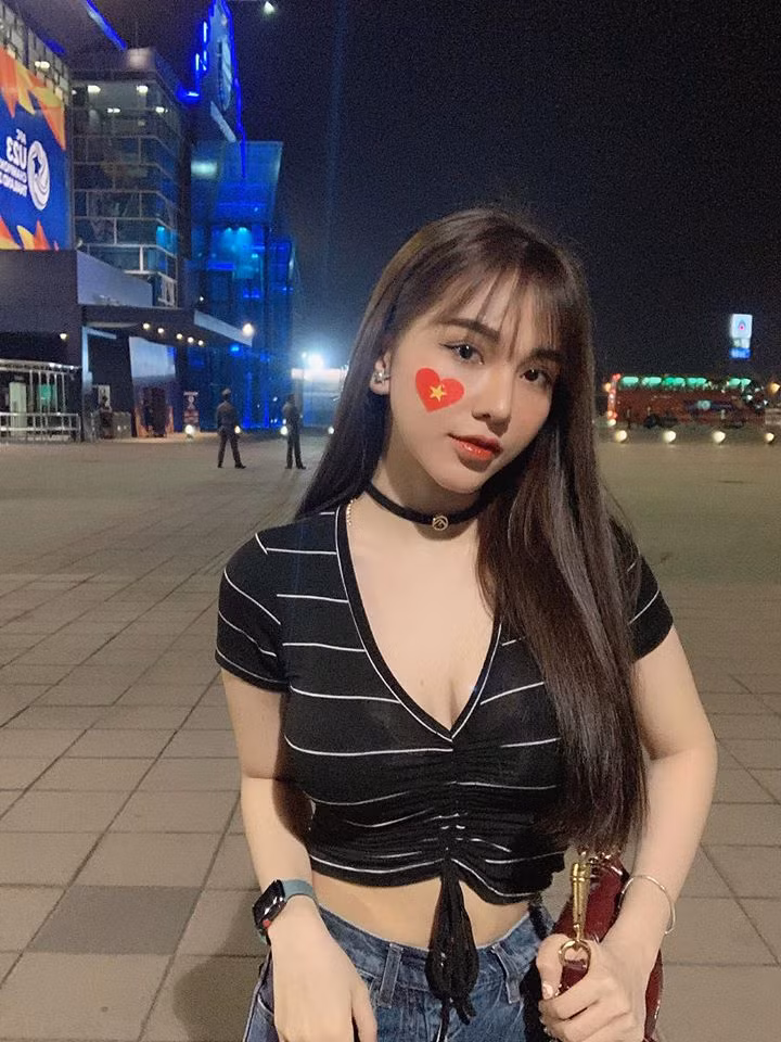 Trong ảnh, bạn gái cầu thủ Hoàng Đức diện chiếc áo khoe khéo vòng eo thon gọn kết hợp với quần jeans ống rộng cá tính.