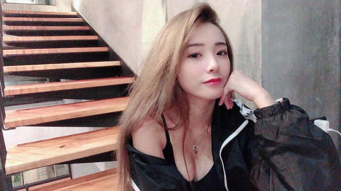 Sở hữu nhan sắc xinh đẹp, vòng một quyến rũ, ngay khi những bức ảnh của cô nàng được đăng tải lên mạng xã hội, nó đã thu hút một lượng lớn sự chú ý của cư dân mạng với những hình ảnh như nữ thần của mình.