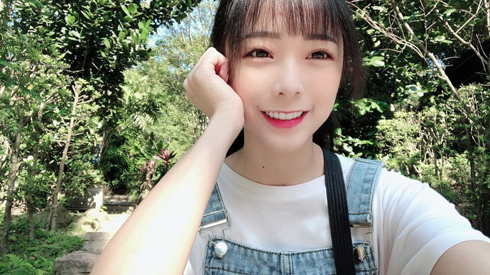 Được biết, cô nàng đang là một Youtuber, streamer xinh đẹp. Và hiện tại, mặc dù danh tính của cô nàng vẫn chưa được khai quật, nhưng chắc chắn nó sẽ sớm tới tay chúng ta thôi. Cùng chiêm ngưỡng những hình ảnh đang làm xôn xao cộng đồng mạng những ngày qua nhé: