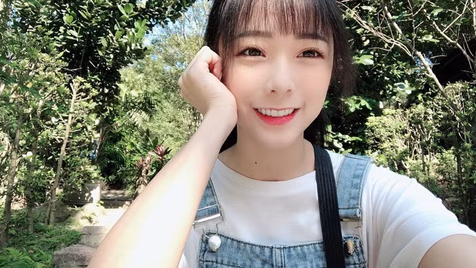 Được biết, cô nàng đang là một Youtuber, streamer xinh đẹp. Và hiện tại, mặc dù danh tính của cô nàng vẫn chưa được khai quật, nhưng chắc chắn nó sẽ sớm tới tay chúng ta thôi. Cùng chiêm ngưỡng những hình ảnh đang làm xôn xao cộng đồng mạng những ngày qua nhé: