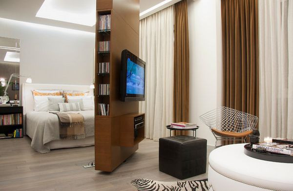 Tường treo TV kiêm tủ sách thông minh giúp tiết kiệm diện tích.