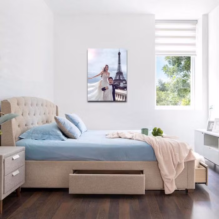 Một điều cần lưu ý là phải treo ảnh ở một bên tường cạnh cửa sổ. Tránh treo ảnh đối diện cửa, nơi có ánh sáng chiếu vào gây bất lợi cho hôn nhân. * Thông tinh mang tính chất tham khảo, chiêm nghiệm. 