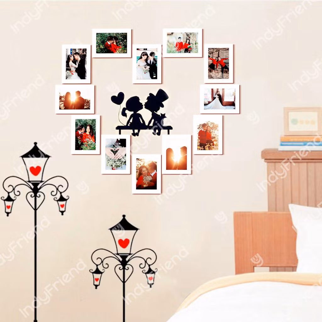 Phòng khách cũng là một lựa chọn tốt để treo ảnh cưới. Đây là nơi gia đình quây quần và đón tiếp những vị khách, treo ảnh cưới ở đây tượng trưng cho tình cảm vợ chồng, thể hiện niềm hạnh phúc của gia chủ. Có thể treo ảnh theo hướng Tây Bắc để tình cảm vợ chồng luôn viên mãn. 