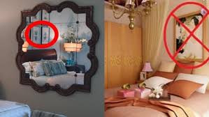Treo ảnh cưới đối diện gương soi: Gương soi được xem là có thể nhân bản, biến mọi thứ thành hai. Khi treo ảnh cưới đối diện gương soi, từ một cặp vợ chồng sẽ biến thành hai. Nó là điềm xấu cho hôn nhân của gia đình. Phong thủy tin rằng, điều này sẽ làm vợ chồng không sớm thì muộn cũng sẽ ly tán, mỗi người một nhà. Vì vậy để tránh những điều không may mắn xảy ra, các cặp vợ chồng được khuyên không nên treo ảnh cưới đối diện gương. 