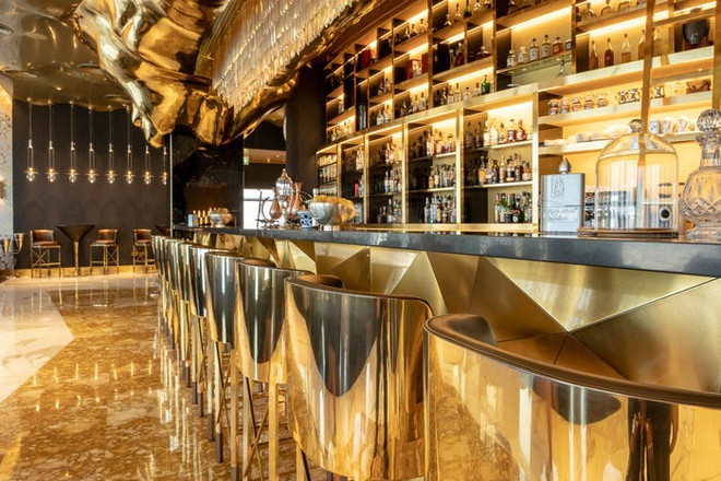 Một quán bar hào nhoáng, lộng lẫy ở tầng 27 là địa điểm phù hợp để ngắm cảnh sắc thành phố vào ban đêm.