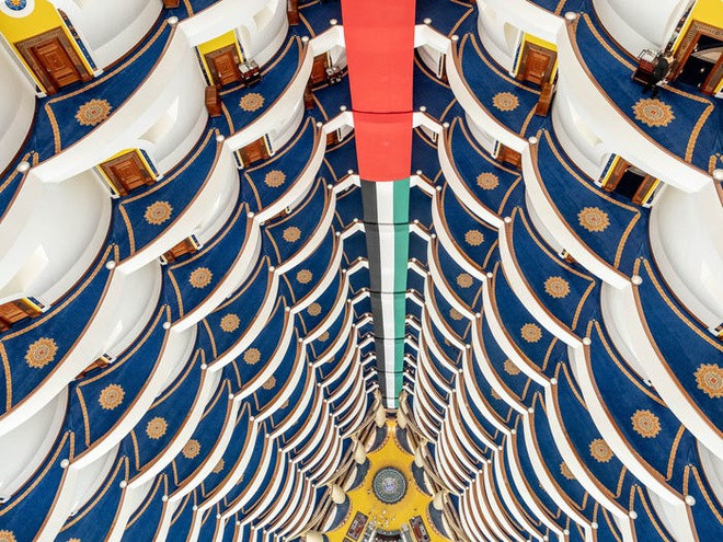 Giếng trời đầy màu sắc của khách sạn này được cho là cao nhất thế giới với độ cao gần 180 m. Các họa tiết đan xen như hiệu ứng của chiếc kính vạn hoa.