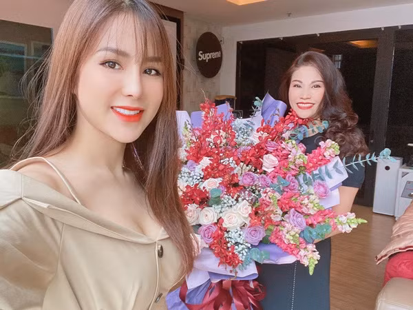 Diệp Lâm Anh tổ chức sinh nhật cho mẹ ở nhà. Có thể thấy mẹ của nữ ca sĩ trẻ trung không thua kém con gái.