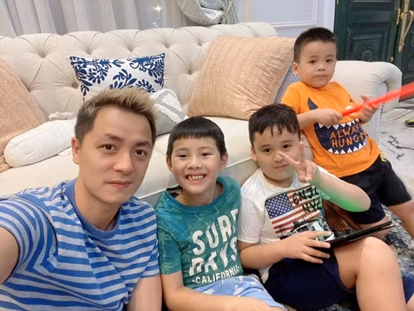 Ca sĩ Đăng Khôi ở nhà trông trẻ vào những ngày dịch bệnh hoành hành.