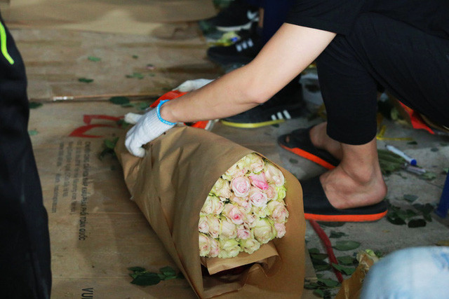 Hong Da Lat chi 1.000 dong/bong: Chi em huong ung “giai cuu”