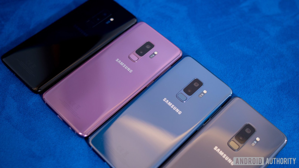 Giống như S7 "sửa sai" cho S6, Galaxy S9 ra mắt năm 2018 tiếp tục khắc phục những điểm yếu của thế hệ trước. Cảm biến vân tay được Samsung dời xuống đặt dưới camera, viền màn hình mặt trước mỏng hơn. Trên phiên bản S9+ lần đầu tiên có 2 camera sau, giúp Samsung bắt kịp đối thủ như Apple hay Huawei. Thế hệ này vẫn giữ cổng tai nghe 3,5 mm trong khi các hãng còn lại hầu hết đã loại bỏ. Ảnh: Android Authority.