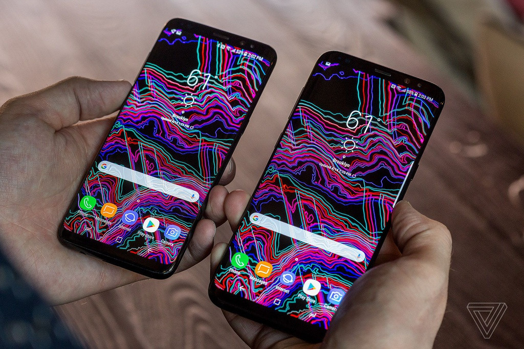 Cuối năm 2016, sự cố cháy nổ pin của Galaxy Note7 đã khiến Samsung rơi vào khủng hoảng. Để đảm bảo an toàn, Samsung đã công bố quy trình kiểm định nghiêm ngặt, lý do khiến Galaxy S8 ra mắt trễ hơn mọi năm. Với thế hệ này, Samsung lần đầu trình làng màn hình Infinity Display viền siêu mỏng, không còn nút Home và logo Samsung ở mặt trước. Thay vì làm ra tùy chọn màn hình phẳng và màn hình cong, cả 2 phiên bản S8 đều có màn hình cong nhưng khác kích thước, do đó Samsung gọi là S8 và S8+. Ảnh: The Verge.