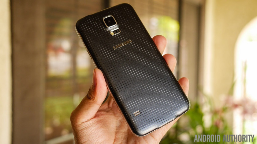 Ra mắt năm 2014, Galaxy S5 là thế hệ S cuối cùng có thiết kế cổ điển với mặt lưng nhựa và pin tháo rời. Sản phẩm bị chỉ trích nhiều do vẫn sử dụng thiết kế rẻ tiền, trong khi các đối thủ đã chuyển sang chất liệu nhôm hoặc kính. Doanh số bán ra của S5 cũng thấp hơn 40% so với S4, khiến thị phần của Samsung sụt giảm nghiêm trọng. Ảnh: Android Authority.