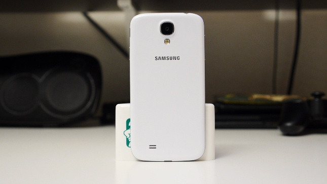 Với doanh số 80 triệu chiếc, Galaxy S4 (2013) là smartphone Android bán chạy nhất mọi thời đại. Trong tuần đầu tiên, Samsung đã bán được 20 triệu chiếc S4, nhiều hơn doanh số của S9 trong suốt năm. So với bản tiền nhiệm, S4 chỉ có một chút thay đổi về thiết kế và nâng cấp cấu hình, vậy mà thành công hơn bất cứ smartphone Android nào. Nhược điểm duy nhất của S4 là cài sẵn nhiều ứng dụng "rác", nhiều tính năng thừa thãi. Ảnh: Android Authority.